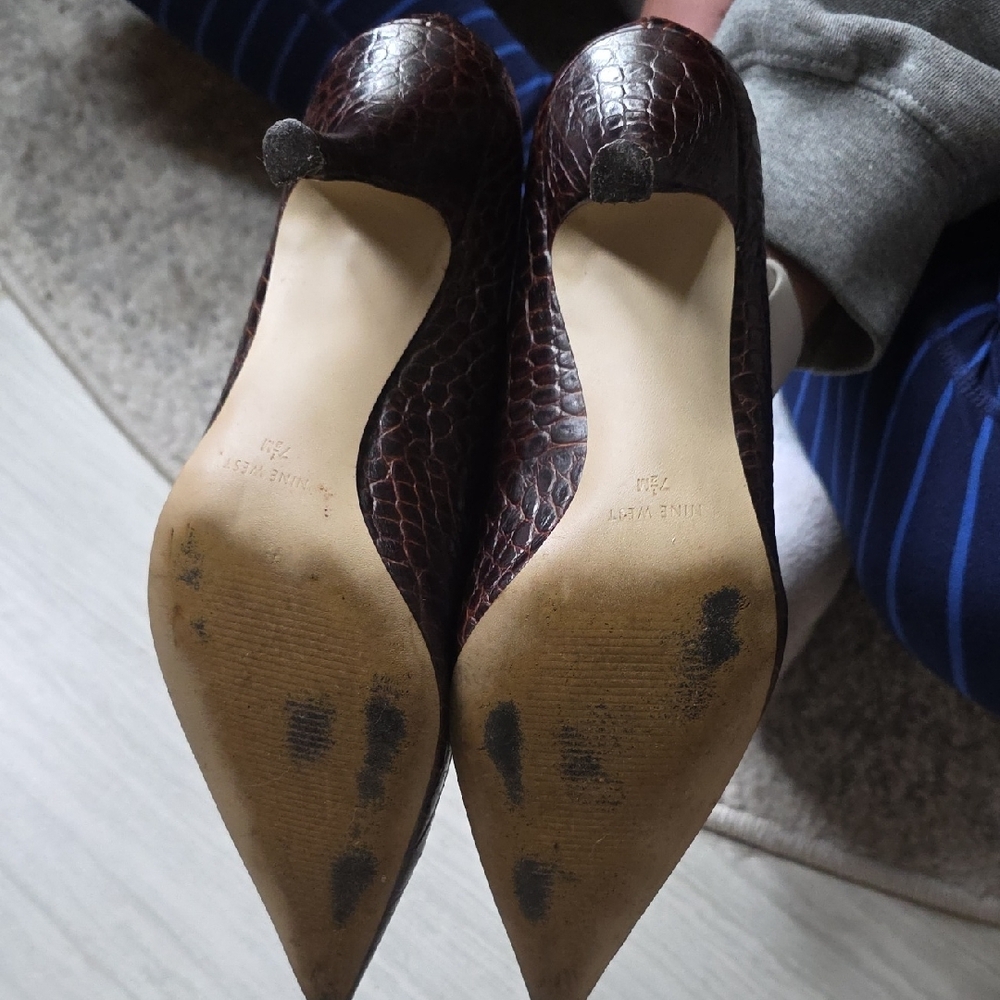 Nine West Dark Brown Croc-Embossed Pointed-Toe Kitten Heels - Picture 4 of 5
